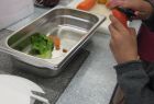 Schüler schnibbeln Gemüse