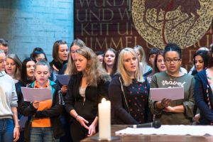 Schüler singen bei einem Gottesdienst