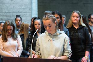 Eine Schülerin hält eine Rede im Gottesdienst