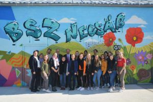 Gruppenbild vor dem Schulgraffiti