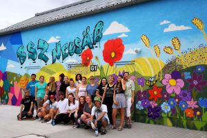 Gruppenbild vor dem Schulgraffiti
