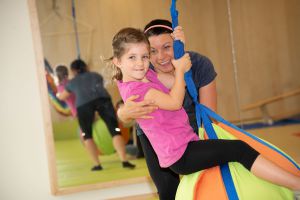 Kinder betreiben spielend Sport