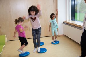 Kinder betreiben spielend Sport