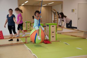 Kinder betreiben spielend Sport