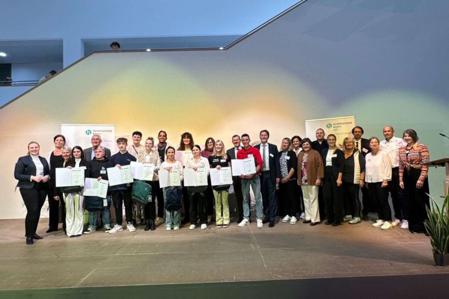 Abbildung 2 JSC Schwaben 2023 am BSZ Neusäß mit Teilnehmenden von 6 Schulen