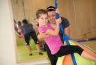 Kinder betreiben spielend Sport
