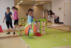 Kinder betreiben spielend Sport